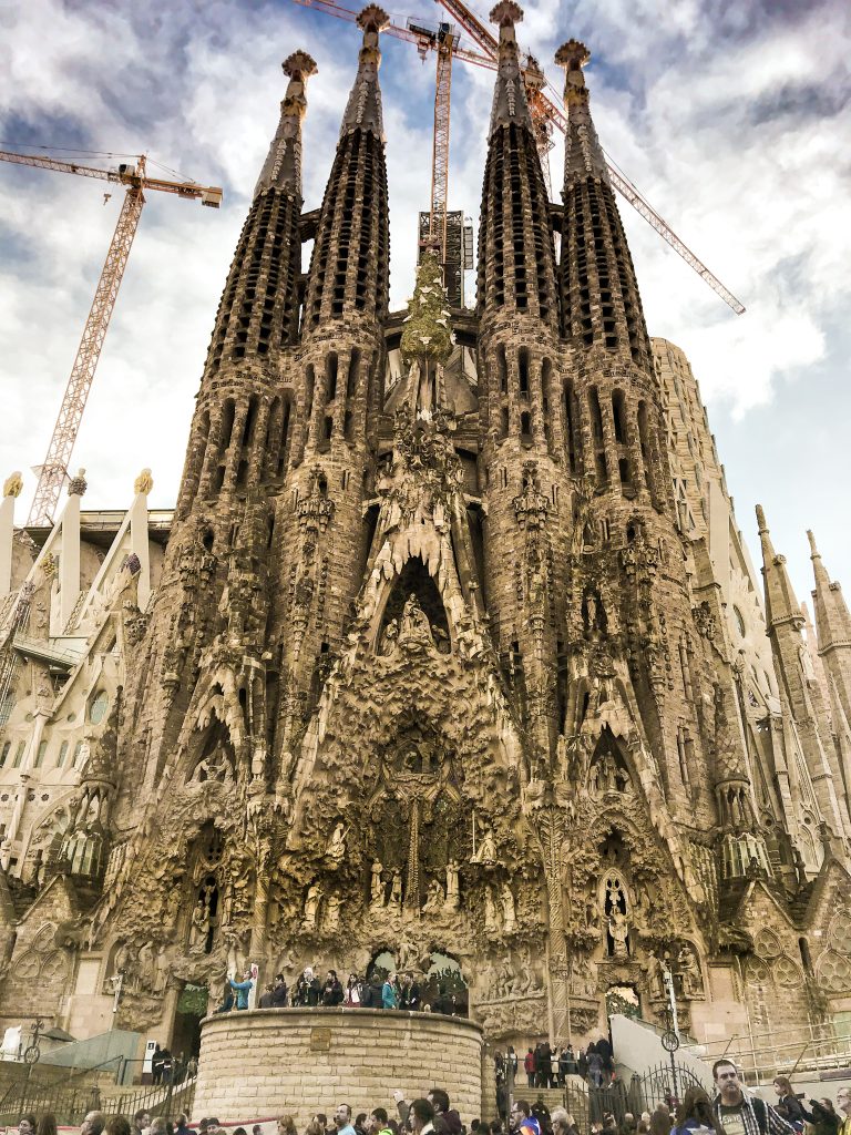 This image has an empty alt attribute; its file name is Sagrada-Familia-768x1024.jpg